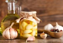 Sirup od belog luka i crnog kima: Recept čuvenog travara za brzo otpušavanje sinusa i smirivanje kašlja Sirup od belog luka i crnog kima: Recept čuvenog travara za brzo otpušavanje sinusa i smirivanje kašlja - featured image