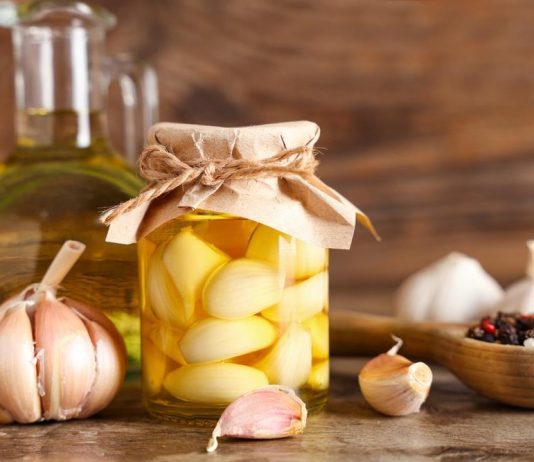 Sirup od belog luka i crnog kima: Recept čuvenog travara za brzo otpušavanje sinusa i smirivanje kašlja Sirup od belog luka i crnog kima: Recept čuvenog travara za brzo otpušavanje sinusa i smirivanje kašlja - featured image