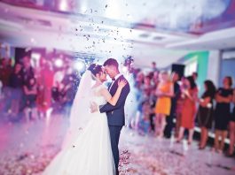 Skandal na svadbi u Leskovcu! Mladoženjin drug uzeo mikrofon i zatražio ovu pesmu: Umalo došlo do tuče, mlada demonstrativno napustila salu! Skandal na svadbi u Leskovcu! Mladoženjin drug uzeo mikrofon i zatražio ovu pesmu: Umalo došlo do tuče, mlada demonstrativno napustila salu! - featured image