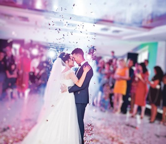 Skandal na svadbi u Leskovcu! Mladoženjin drug uzeo mikrofon i zatražio ovu pesmu: Umalo došlo do tuče, mlada demonstrativno napustila salu! Skandal na svadbi u Leskovcu! Mladoženjin drug uzeo mikrofon i zatražio ovu pesmu: Umalo došlo do tuče, mlada demonstrativno napustila salu! - featured image