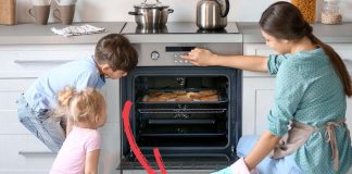 Mnogi koriste fioku ispod šporeta za plehove: Njena prava svrha iznenadiće i iskusne domaćice Mnogi koriste fioku ispod šporeta za plehove: Njena prava svrha iznenadiće i iskusne domaćice - featured image