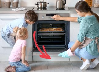 Mnogi koriste fioku ispod šporeta za plehove: Njena prava svrha iznenadiće i iskusne domaćice Mnogi koriste fioku ispod šporeta za plehove: Njena prava svrha iznenadiće i iskusne domaćice - featured image