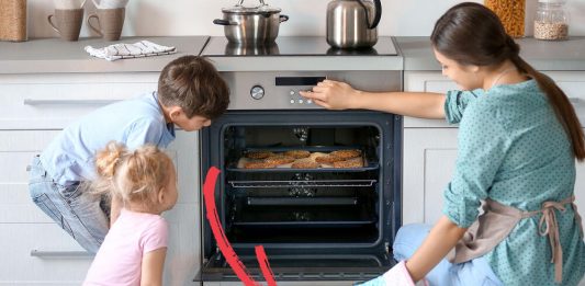 Mnogi koriste fioku ispod šporeta za plehove: Njena prava svrha iznenadiće i iskusne domaćice Mnogi koriste fioku ispod šporeta za plehove: Njena prava svrha iznenadiće i iskusne domaćice - featured image