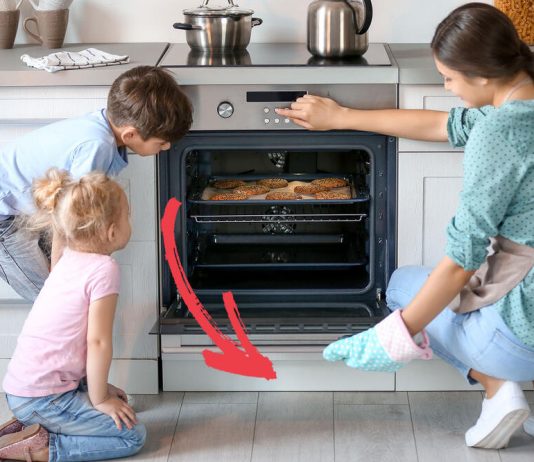 Mnogi koriste fioku ispod šporeta za plehove: Njena prava svrha iznenadiće i iskusne domaćice Mnogi koriste fioku ispod šporeta za plehove: Njena prava svrha iznenadiće i iskusne domaćice - featured image