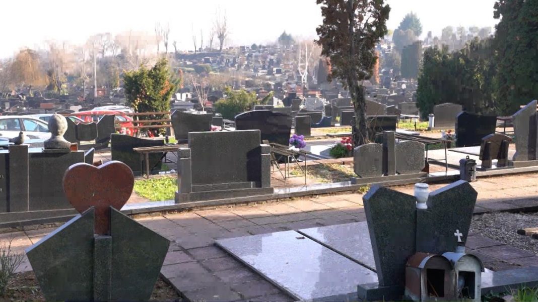 Preterao sa rakijom na sahrani, pa se onesvestio: Kada se probudio i nabasao na mrtvaca, napravio haos - featured image