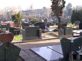 Preterao sa rakijom na sahrani, pa se onesvestio: Kada se probudio i nabasao na mrtvaca, napravio haos Preterao sa rakijom na sahrani, pa se onesvestio: Kada se probudio i nabasao na mrtvaca, napravio haos - featured image