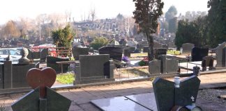 Preterao sa rakijom na sahrani, pa se onesvestio: Kada se probudio i nabasao na mrtvaca, napravio haos Preterao sa rakijom na sahrani, pa se onesvestio: Kada se probudio i nabasao na mrtvaca, napravio haos - featured image