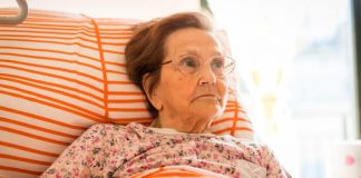 “Ljudi u staračkom domu plaču, smrde i slinave, a ovako umiru: Radeći tamo, naučio sam 7 važnih stvari” “Ljudi u staračkom domu plaču, smrde i slinave, a ovako umiru: Radeći tamo, naučio sam 7 važnih stvari” - featured image