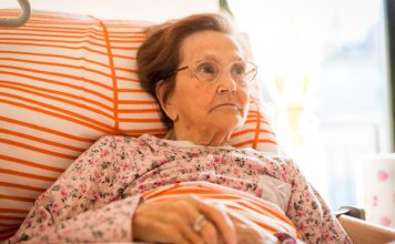 “Ljudi u staračkom domu plaču, smrde i slinave, a ovako umiru: Radeći tamo, naučio sam 7 važnih stvari” “Ljudi u staračkom domu plaču, smrde i slinave, a ovako umiru: Radeći tamo, naučio sam 7 važnih stvari” - featured image