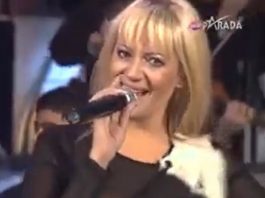 Harala je estradnom scenom 90-ih pa se povukla sa scene: Bila je ljubavnica, a onda se udala za 10 godina mlašeg oficira i u 42. godini rodila sina