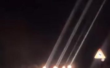 STRAVIČAN SNIMAK SA PUTEVA SRBIJE! Vozači izašli iz svojih vozila i u NEVERICI gledaju prizor: Sneg napravio haos širom zemlje! (VIDEO) STRAVIČAN SNIMAK SA PUTEVA SRBIJE! Vozači izašli iz svojih vozila i u NEVERICI gledaju prizor: Sneg napravio haos širom zemlje! (VIDEO) - featured image