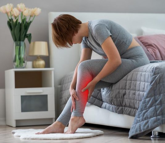 Kako da se rešite grčeva u nogama? Evo zašto se javljaju i šta vam telo poručuje Kako da se rešite grčeva u nogama? Evo zašto se javljaju i šta vam telo poručuje - featured image