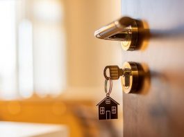 Ne ostavljajte ključ u bravi tokom noći: Ovo svi radimo, a stručnjaci objašnjavaju zašto smo u velikoj zabludi Ne ostavljajte ključ u bravi tokom noći: Ovo svi radimo, a stručnjaci objašnjavaju zašto smo u velikoj zabludi - featured image