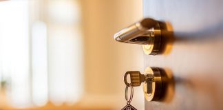 Ne ostavljajte ključ u bravi tokom noći: Ovo svi radimo, a stručnjaci objašnjavaju zašto smo u velikoj zabludi Ne ostavljajte ključ u bravi tokom noći: Ovo svi radimo, a stručnjaci objašnjavaju zašto smo u velikoj zabludi - featured image