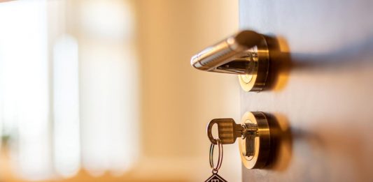 Ne ostavljajte ključ u bravi tokom noći: Ovo svi radimo, a stručnjaci objašnjavaju zašto smo u velikoj zabludi Ne ostavljajte ključ u bravi tokom noći: Ovo svi radimo, a stručnjaci objašnjavaju zašto smo u velikoj zabludi - featured image