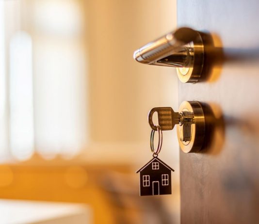 Ne ostavljajte ključ u bravi tokom noći: Ovo svi radimo, a stručnjaci objašnjavaju zašto smo u velikoj zabludi Ne ostavljajte ključ u bravi tokom noći: Ovo svi radimo, a stručnjaci objašnjavaju zašto smo u velikoj zabludi - featured image