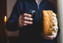 U Srbiji svi očevi prave ovu grešku kada predaju krsnu slavu: Otac Predrag Popović otkrio gde grešimo, a ovo se posebno odnosi na slavljenje Nikoljdana U Srbiji svi očevi prave ovu grešku kada predaju krsnu slavu: Otac Predrag Popović otkrio gde grešimo, a ovo se posebno odnosi na slavljenje Nikoljdana - featured image