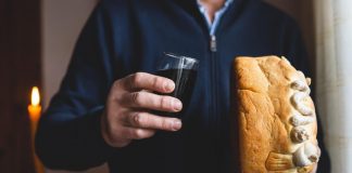 U Srbiji svi očevi prave ovu grešku kada predaju krsnu slavu: Otac Predrag Popović otkrio gde grešimo, a ovo se posebno odnosi na slavljenje Nikoljdana U Srbiji svi očevi prave ovu grešku kada predaju krsnu slavu: Otac Predrag Popović otkrio gde grešimo, a ovo se posebno odnosi na slavljenje Nikoljdana - featured image