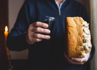 U Srbiji svi očevi prave ovu grešku kada predaju krsnu slavu: Otac Predrag Popović otkrio gde grešimo, a ovo se posebno odnosi na slavljenje Nikoljdana U Srbiji svi očevi prave ovu grešku kada predaju krsnu slavu: Otac Predrag Popović otkrio gde grešimo, a ovo se posebno odnosi na slavljenje Nikoljdana - featured image