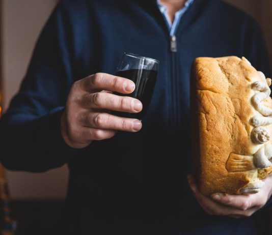 U Srbiji svi očevi prave ovu grešku kada predaju krsnu slavu: Otac Predrag Popović otkrio gde grešimo, a ovo se posebno odnosi na slavljenje Nikoljdana U Srbiji svi očevi prave ovu grešku kada predaju krsnu slavu: Otac Predrag Popović otkrio gde grešimo, a ovo se posebno odnosi na slavljenje Nikoljdana - featured image