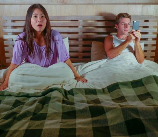 5 znakova koji otkrivaju muškarca koji je loš u krevetu: Strastvene žene kraj njega gube vreme 5 znakova koji otkrivaju muškarca koji je loš u krevetu: Strastvene žene kraj njega gube vreme - featured image