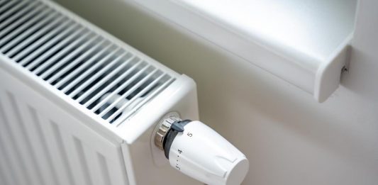 Trik od par minuta: Inženjer iz toplane otkrio kako da vam radijatori budu topliji, a račun za struju manji Trik od par minuta: Inženjer iz toplane otkrio kako da vam radijatori budu topliji, a račun za struju manji - featured image