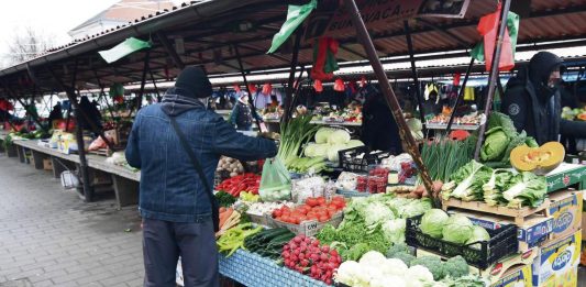 “Kako ih, bre, nije sramota” Otkrivena nova prevara na pijacama: Isto se dešava i u marketima – “Tako rade i kada se kupuju jagode, užas” "Kako ih, bre, nije sramota" Otkrivena nova prevara na pijacama: Isto se dešava i u marketima - "Tako rade i kada se kupuju jagode, užas" - featured image