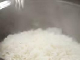 Kada kuvate pirinač obavezno dodajte u vodu 1 sastojak: Biće savršeno kuvan i rastresit, neće se lepiti za dno Kada kuvate pirinač obavezno dodajte u vodu 1 sastojak: Biće savršeno kuvan i rastresit, neće se lepiti za dno - featured image