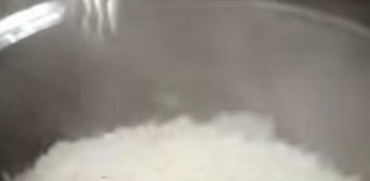 Kada kuvate pirinač obavezno dodajte u vodu 1 sastojak: Biće savršeno kuvan i rastresit, neće se lepiti za dno Kada kuvate pirinač obavezno dodajte u vodu 1 sastojak: Biće savršeno kuvan i rastresit, neće se lepiti za dno - featured image