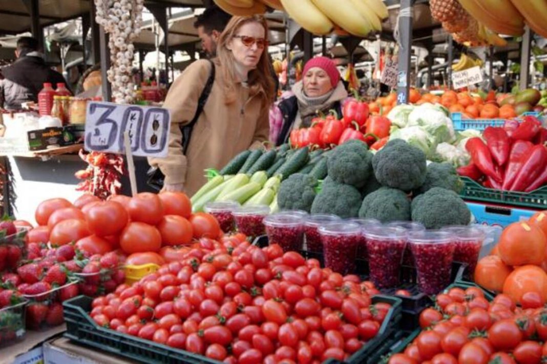OVO JE NAJOPASNIJE POVRĆE KOJE MOŽETE KUPITI NA PIJACI: U njemu ima NAJVIŠE PESTICIDA, a smatra se i 