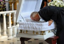 Da li valja ljubiti pokojnika? Mnogi Srbi to rade, a ovo je prava istina Da li valja ljubiti pokojnika? Mnogi Srbi to rade, a ovo je prava istina - featured image