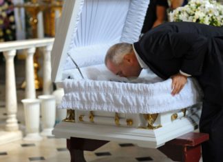 Da li valja ljubiti pokojnika? Mnogi Srbi to rade, a ovo je prava istina Da li valja ljubiti pokojnika? Mnogi Srbi to rade, a ovo je prava istina - featured image