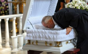 Da li valja ljubiti pokojnika? Mnogi Srbi to rade, a ovo je prava istina Da li valja ljubiti pokojnika? Mnogi Srbi to rade, a ovo je prava istina - featured image