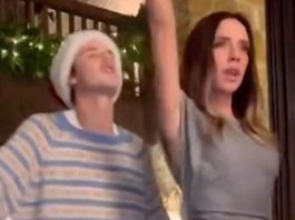 “Pa, ovo je neprikladno” Snimak plesa Viktorije Bekam sa sinom preplavio internet: Nakon ovog prizora niko više ne veruje Bruklinu (VIDEO) "Pa, ovo nije neprikladno" Snimak plesa Viktorije Bekam sa sinom preplavio internet: Nakon ovog prizora niko više ne veruje Bruklinu (VIDEO) - featured image