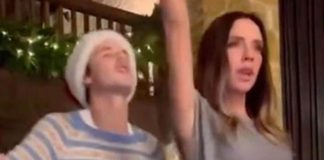 “Pa, ovo je neprikladno” Snimak plesa Viktorije Bekam sa sinom preplavio internet: Nakon ovog prizora niko više ne veruje Bruklinu (VIDEO) "Pa, ovo nije neprikladno" Snimak plesa Viktorije Bekam sa sinom preplavio internet: Nakon ovog prizora niko više ne veruje Bruklinu (VIDEO) - featured image