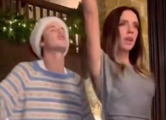 “Pa, ovo je neprikladno” Snimak plesa Viktorije Bekam sa sinom preplavio internet: Nakon ovog prizora niko više ne veruje Bruklinu (VIDEO) "Pa, ovo nije neprikladno" Snimak plesa Viktorije Bekam sa sinom preplavio internet: Nakon ovog prizora niko više ne veruje Bruklinu (VIDEO) - featured image