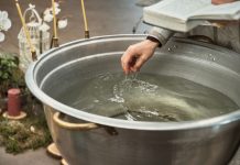 Šta se radi sa starom bogojavljenskom svetom vodicom kad se u kuću unese nova: Ovo je jedino ispravno Šta se radi sa starom bogojavljenskom svetom vodicom kad se u kuću unese nova: Ovo je jedino ispravno - featured image