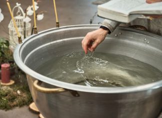 Šta se radi sa starom bogojavljenskom svetom vodicom kad se u kuću unese nova: Ovo je jedino ispravno Šta se radi sa starom bogojavljenskom svetom vodicom kad se u kuću unese nova: Ovo je jedino ispravno - featured image
