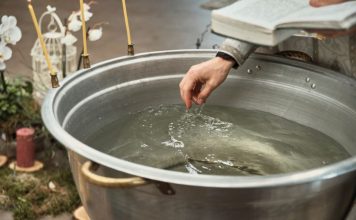 Šta se radi sa starom bogojavljenskom svetom vodicom kad se u kuću unese nova: Ovo je jedino ispravno Šta se radi sa starom bogojavljenskom svetom vodicom kad se u kuću unese nova: Ovo je jedino ispravno - featured image
