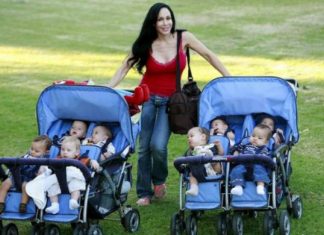 PRIJE DESET GODINA ONA JE RODILA OSMORKE, DOKTOR ZBOG NJE IZGUBIO LICENCU: A evo kako ona i njena djeca DANAS IZGLEDAJU! (FOTO) PRIJE DESET GODINA ONA JE RODILA OSMORKE, DOKTOR ZBOG NJE IZGUBIO LICENCU: A evo kako ona i njena djeca DANAS IZGLEDAJU! (FOTO) - featured image