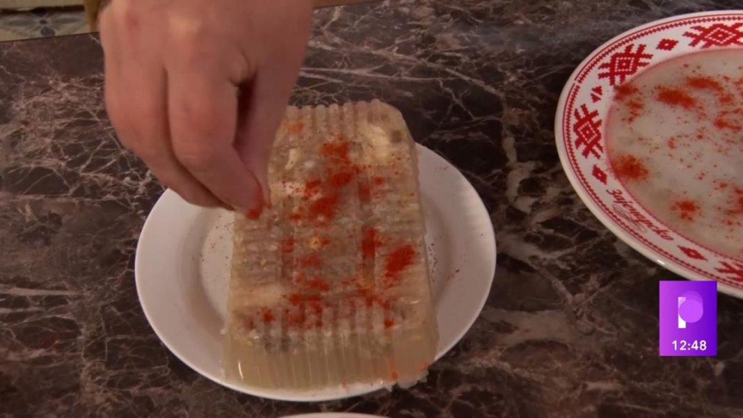 Da li znate zašto se na Bogojavljenje jedu pihtije? Ovaj običaj nosi jaku simboliku, a evo šta je sve obavezno na trpezi - featured image