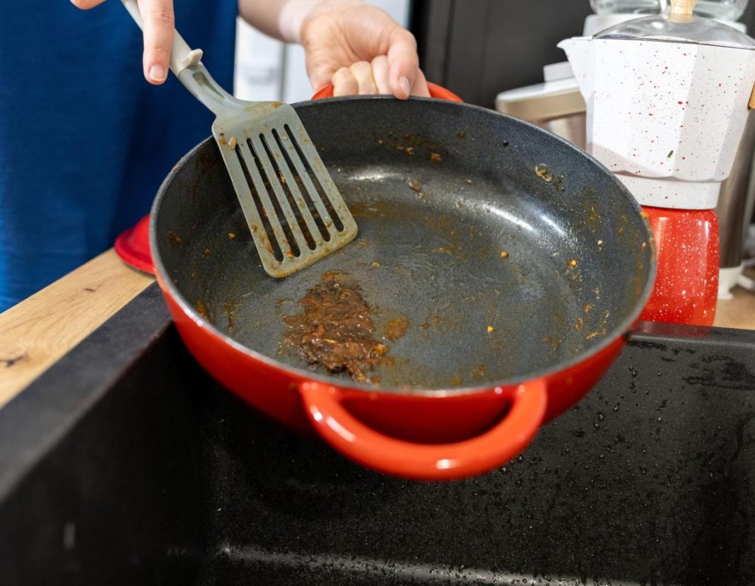 Ruskinje ne bacaju tiganj za koji se lepi hrana: Zahvaljujući ovom jeftinom triku produžavaju mu život mesecima! - featured image