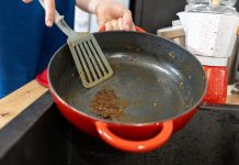 Ruskinje ne bacaju tiganj za koji se lepi hrana: Zahvaljujući ovom jeftinom triku produžavaju mu život mesecima! Ruskinje ne bacaju tiganj za koji se lepi hrana: Zahvaljujući ovom jeftinom triku produžavaju mu život mesecima! - featured image