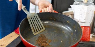 Ruskinje ne bacaju tiganj za koji se lepi hrana: Zahvaljujući ovom jeftinom triku produžavaju mu život mesecima! Ruskinje ne bacaju tiganj za koji se lepi hrana: Zahvaljujući ovom jeftinom triku produžavaju mu život mesecima! - featured image