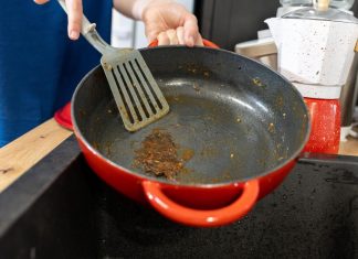 Ruskinje ne bacaju tiganj za koji se lepi hrana: Zahvaljujući ovom jeftinom triku produžavaju mu život mesecima! Ruskinje ne bacaju tiganj za koji se lepi hrana: Zahvaljujući ovom jeftinom triku produžavaju mu život mesecima! - featured image