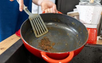 Ruskinje ne bacaju tiganj za koji se lepi hrana: Zahvaljujući ovom jeftinom triku produžavaju mu život mesecima! Ruskinje ne bacaju tiganj za koji se lepi hrana: Zahvaljujući ovom jeftinom triku produžavaju mu život mesecima! - featured image
