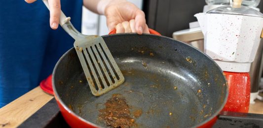 Ruskinje ne bacaju tiganj za koji se lepi hrana: Zahvaljujući ovom jeftinom triku produžavaju mu život mesecima! Ruskinje ne bacaju tiganj za koji se lepi hrana: Zahvaljujući ovom jeftinom triku produžavaju mu život mesecima! - featured image