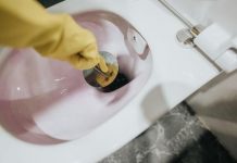 Očistila sam dno WC šolje jednim potezom bez četke: Samo sipajte ovaj prah i pustite vodu Očistila sam dno WC šolje jednim potezom bez četke: Samo sipajte ovaj prah i pustite vodu - featured image