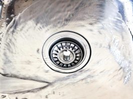 Zaboravite na vodoinstalatera: Sipajte JEDAN SASTOJAK u odvod pre spavanja i više nikada nećete zvati majstora! Zaboravite na vodoinstalatera: Sipajte so u odvod pre spavanja i više nikada nećete zvati majstora! - featured image