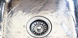 Zaboravite na vodoinstalatera: Sipajte JEDAN SASTOJAK u odvod pre spavanja i više nikada nećete zvati majstora! Zaboravite na vodoinstalatera: Sipajte so u odvod pre spavanja i više nikada nećete zvati majstora! - featured image